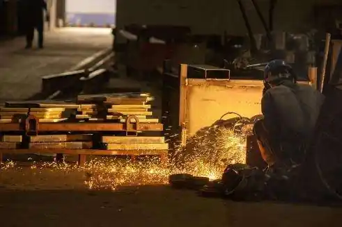 Trabajo de metal en el taller
